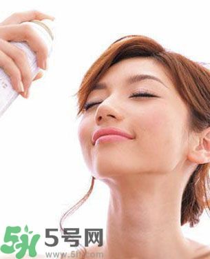 夏天臉油怎么辦？臉油怎么補妝？