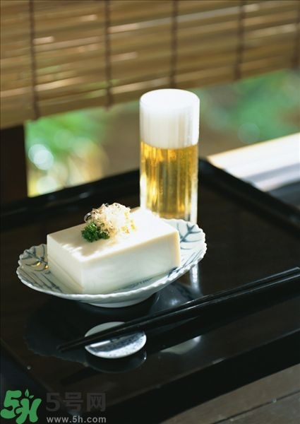 吃豆腐能喝啤酒嗎？喝酒吃豆腐能解酒嗎？