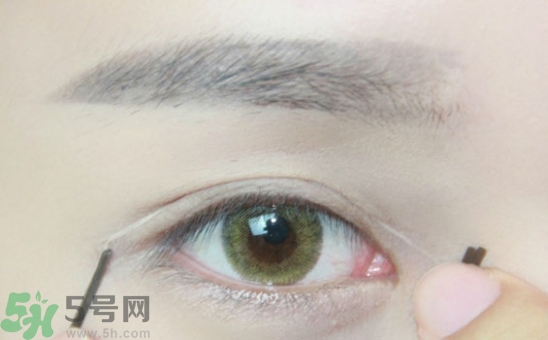 單眼皮怎么變雙眼皮了？單眼皮上面有一條線