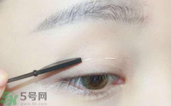 單眼皮怎么變雙眼皮了？單眼皮上面有一條線