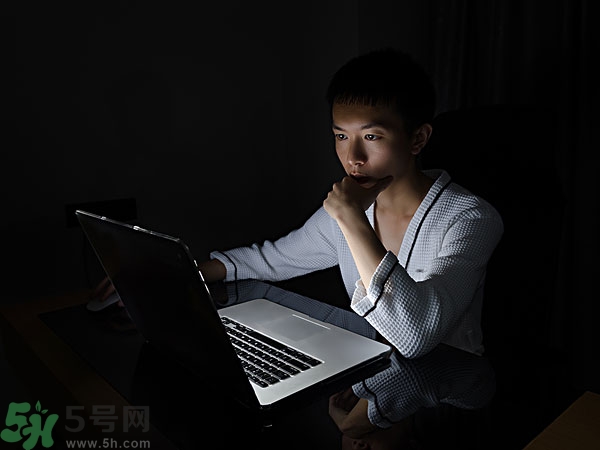熬夜上火牙齦腫痛怎么辦？熬夜上火喉嚨痛怎么辦？