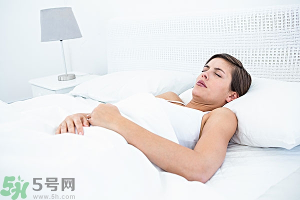 第一次來月經(jīng)是黑色的正常嗎？第一次月經(jīng)是黑色的是怎么回事？