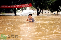 在雨水中走路容易得什么?。吭谟晁凶呗酚惺裁次：?？