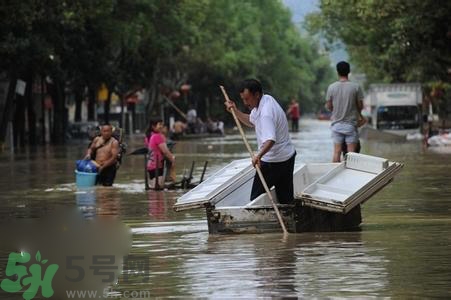 在雨水中走路容易得什么?。吭谟晁凶呗酚惺裁次：?？