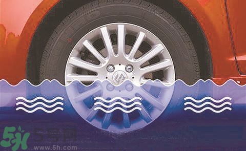 路面雨水多深車輛不宜通行？車輛在雨水中行駛要注意什么？