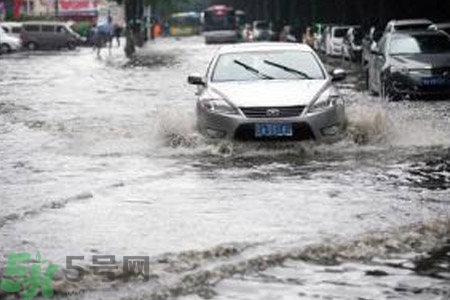路面雨水多深車輛不宜通行？車輛在雨水中行駛要注意什么？