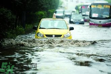 路面雨水多深車輛不宜通行？車輛在雨水中行駛要注意什么？