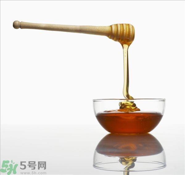 蜂蜜放久了有酒味是怎么回事？蜂蜜有酒味還能喝嗎？
