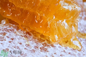 蜂蜜放久了有酒味是怎么回事？蜂蜜有酒味還能喝嗎？