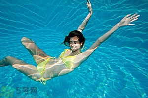 浮潛要穿泳衣嗎？浮潛要穿什么衣服？