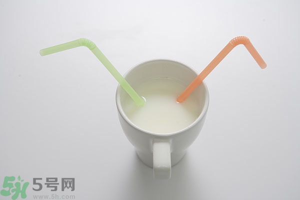 羊奶和牛奶哪個營養(yǎng)高?牛奶與羊奶哪個營養(yǎng)更好？