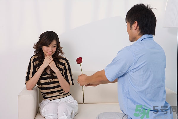為什么看到男生會(huì)臉紅？看到男生會(huì)臉紅怎么辦？