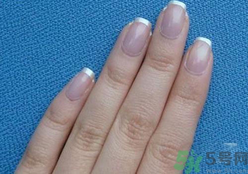 指甲發(fā)紫是什么原因？指甲發(fā)紫是怎么回事？