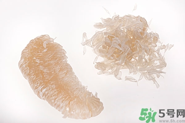 柚子的瓤是紅色正常嗎？柚子里面是紅色的能吃嗎？