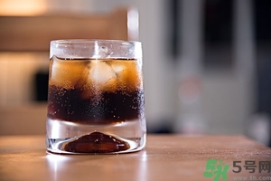 可樂(lè)第二天還可以喝嗎？隔夜的碳酸飲料可以喝嗎？