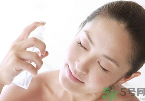 保濕噴霧可以當爽膚水嗎？保濕噴霧和爽膚水有什么區(qū)別？