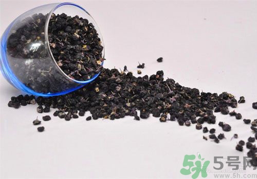黑枸杞泡水是什么顏色？黑枸杞泡水是紫色的嗎？