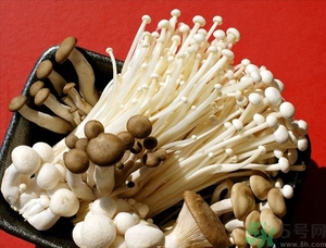 金針菇發(fā)霉了能吃嗎？金針菇長(zhǎng)白毛還能吃嗎？