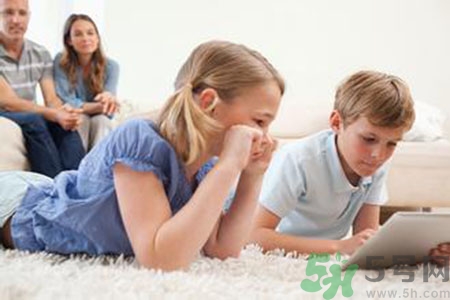 5歲男孩突然大叫頭疼 小孩玩平板電腦的危害有哪些？