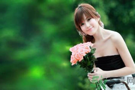女人為什么一個(gè)胸大一個(gè)胸小？女人的兩個(gè)胸為什么不一般大？