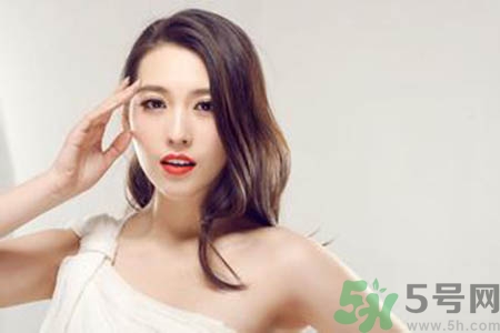 女人為什么一個(gè)胸大一個(gè)胸??？女人的兩個(gè)胸為什么不一般大？