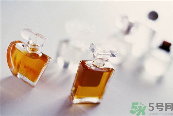 香水噴到臉上去了怎么辦？怎么噴香水才是正確的？