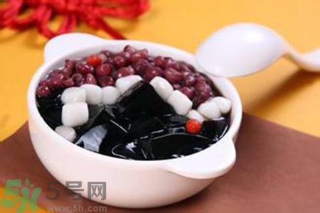 仙草是龜苓膏嗎？仙草和龜苓膏的區(qū)別？