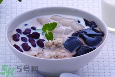 仙草是龜苓膏嗎？仙草和龜苓膏的區(qū)別？