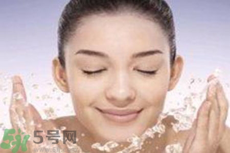 夏季臉上出油怎么回事？夏季臉上出油怎么辦？