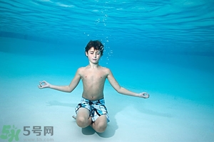 吃完晚飯可以立即游泳嗎？吃完飯游泳對(duì)身體好嗎？