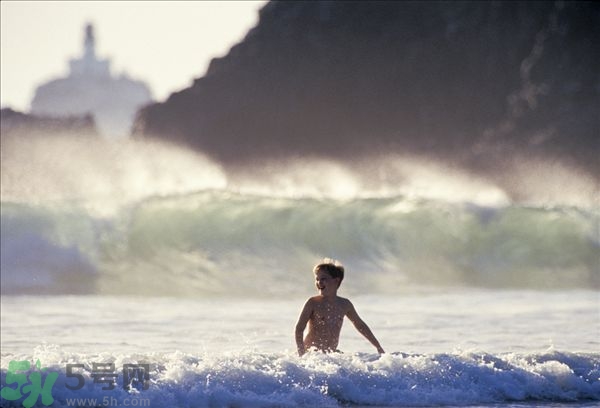 游泳不帶泳鏡可以嗎？在水下可以睜開眼睛嗎？