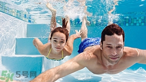 游泳不帶泳鏡可以嗎？在水下可以睜開眼睛嗎？
