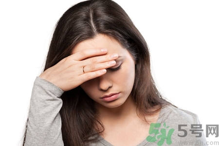 女人濕氣重的癥狀有哪些？女人濕氣重有什么表現(xiàn)？