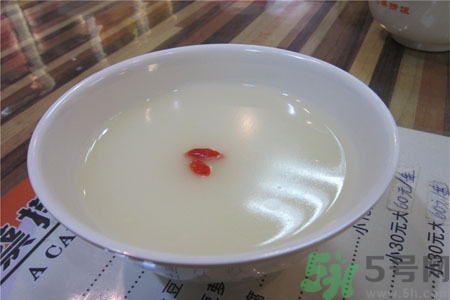 嬰兒能喝米湯加牛奶嗎？嬰兒喝米湯有什么好處？