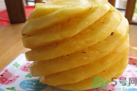 菠蘿為什么要用鹽水泡？吃菠蘿用不用泡鹽水？