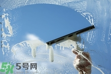 擦玻璃小竅門方法是什么？擦玻璃的小竅門有哪些？