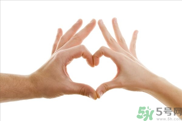 手上長(zhǎng)小疙瘩怎么辦？手上長(zhǎng)小疙瘩很癢是怎么回事？