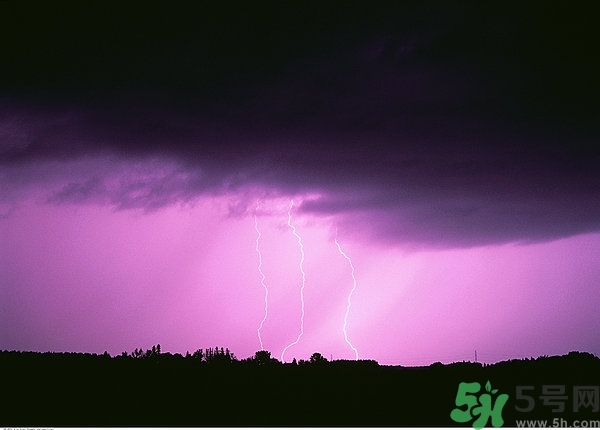 打雷可以撐傘嗎？打雷可以玩筆記本電腦嗎？