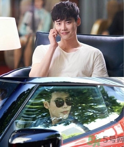 李鐘碩開的什么車？姜哲開的什么車？