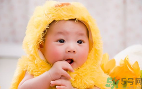 寶寶特別喜歡含著手指睡覺怎么辦？怎樣糾正寶寶含著手指睡覺的習慣？