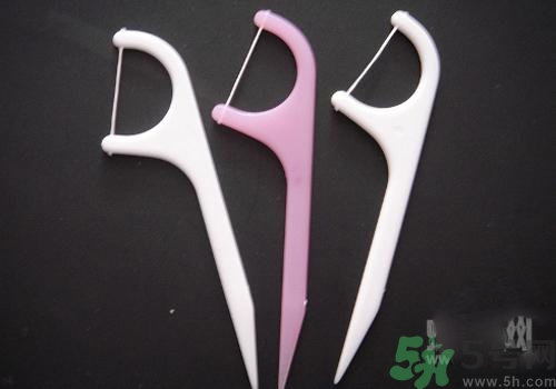 用牙線(xiàn)牙齦出血是怎么回事？用牙線(xiàn)牙齦出血怎么辦？
