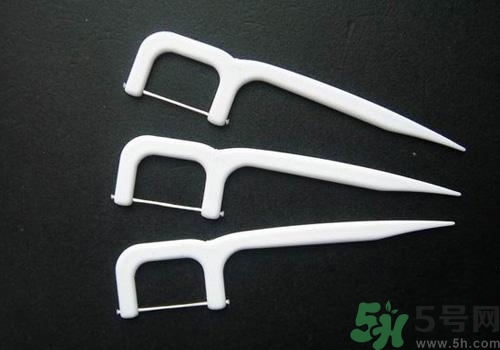 用牙線(xiàn)牙齦出血是怎么回事？用牙線(xiàn)牙齦出血怎么辦？