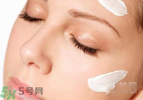 cc霜和粉底液的區(qū)別 cc霜和粉底液哪個(gè)先用？