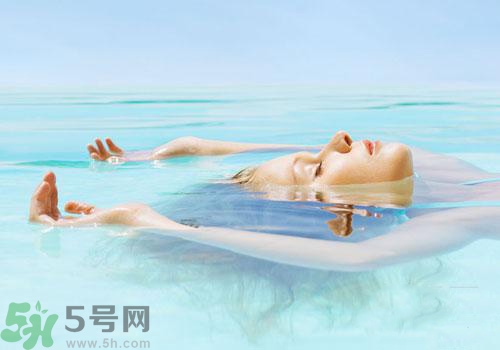 游泳會(huì)得紅眼病嗎？游泳會(huì)不會(huì)得紅眼?。?></p><h3>游泳為什么易得紅眼病</h3><h4>病菌感染</h4><p>消毒合格的水里仍然存在致病細(xì)菌。</p><p>據(jù)研究表明，有一些頑強(qiáng)的微生物是不會(huì)被消毒劑完全殺死的。且如果同一泳池的其他人患有傳染性疾病，在泳池中睜眼游泳會(huì)受到這些病菌感染導(dǎo)致紅眼病。</p><h4>消毒劑刺激</h4><p>游泳池水中含有次氯酸鈉等消毒殺菌成分，會(huì)對(duì)眼睛產(chǎn)生較強(qiáng)的刺激作用，引起眼紅、眼刺痛、流淚等不適癥狀。如果恰巧對(duì)水里的某種成分過(guò)敏，則有可能導(dǎo)致眼睛發(fā)生急性過(guò)敏性炎癥，需要及時(shí)就醫(yī)檢查。水流沖洗通常，我們的眼睛被一層淚液保護(hù)著，這層淚液里面有很多抗菌和營(yíng)養(yǎng)角膜的成分。較多的水進(jìn)入眼睛，相當(dāng)于把眼睛表面沖洗了一遍，眼睛在沒有任何保護(hù)的情況下暴露在泳池里，同時(shí)接觸到各種消毒劑和病菌，容易加重病情。</p><p style=