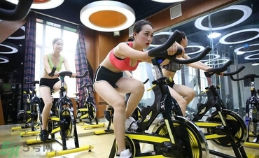 女生可以練腹肌嗎？女生怎么練腹?。?></p><h4>2、抬腿上卷腹法</h4><p>這個(gè)方法也需要一個(gè)瑜伽墊，它主要鍛煉的是上腹部的肌肉。先躺在瑜伽墊上，然后將雙腿抬起向上舉起，雙手也伸直向上，當(dāng)背部向前卷曲的時(shí)候，讓雙手和雙腳相觸，就完成了這個(gè)動(dòng)作，這組動(dòng)作反復(fù)進(jìn)行就可以了，雙手不一定要碰到腳背，對(duì)于肢體較僵硬的人來(lái)說(shuō)，雙手和雙腳能碰到就很不容易了。</p><h4>3、轉(zhuǎn)體卷腹練法</h4><p>轉(zhuǎn)體卷腹，顧名思義，就是左右交替進(jìn)行卷腹的動(dòng)作，這樣的鍛煉方式主要是使腹斜肌能得到鍛煉。首先平躺下來(lái)，然后將雙腿屈膝，雙手放在耳朵兩側(cè)；然后用上半身的力量開始進(jìn)行卷腹動(dòng)作，并且左手手肘要碰到右膝，右手要碰到左膝，左右交替進(jìn)行，并重復(fù)做幾組。</p><p style=