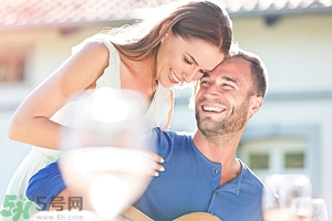 女生喜歡成熟的男生嗎？女生喜歡成熟穩(wěn)重的類型嗎？