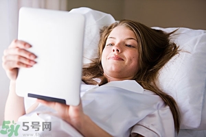 女生趴著睡對(duì)乳房好嗎？女生趴著睡對(duì)胸部有什么壞處？