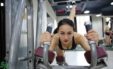 女生跑步機減肥速度多少合適？女生去健身房減肥做哪些器械？