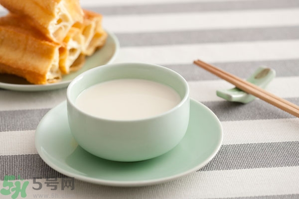 豆奶粉結(jié)塊還能喝嗎？豆奶粉分層還能喝嗎？