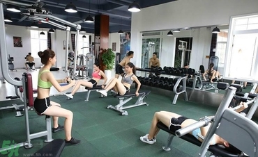 女生可以練腹肌嗎？女生怎么練腹?。?></p><h4>2、動(dòng)作分析</h4><p>練腹肌最常見的方法是做仰臥起坐，但是只做仰臥起坐是大不到鍛煉效果的，所以接下來(lái)綜合分析一下練腹肌的速成動(dòng)作。第一，可以將雙手俯撐在第地上，雙腳并攏，然后左右跳；第二，坐在地上并腿抱膝，重復(fù)進(jìn)行這個(gè)動(dòng)作；第三，將雙肘曲放在地上，像做俯臥撐那樣，用左右膝蓋去碰對(duì)應(yīng)邊的手肘；第四，平躺在地上，上腹卷曲，雙腿翹起，用雙手去碰膝蓋，重復(fù)這個(gè)動(dòng)作。</p><p style=